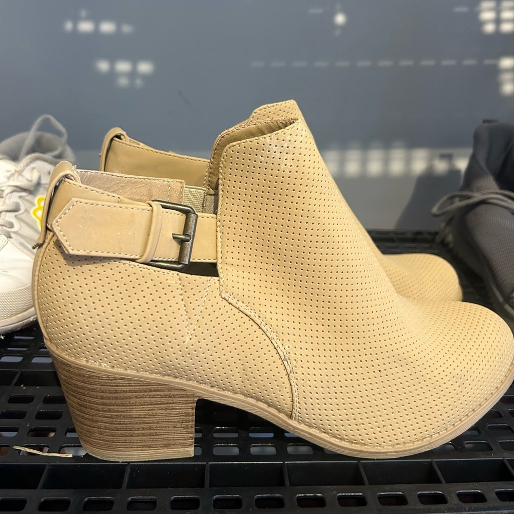 NEVER WORN BOOTIES